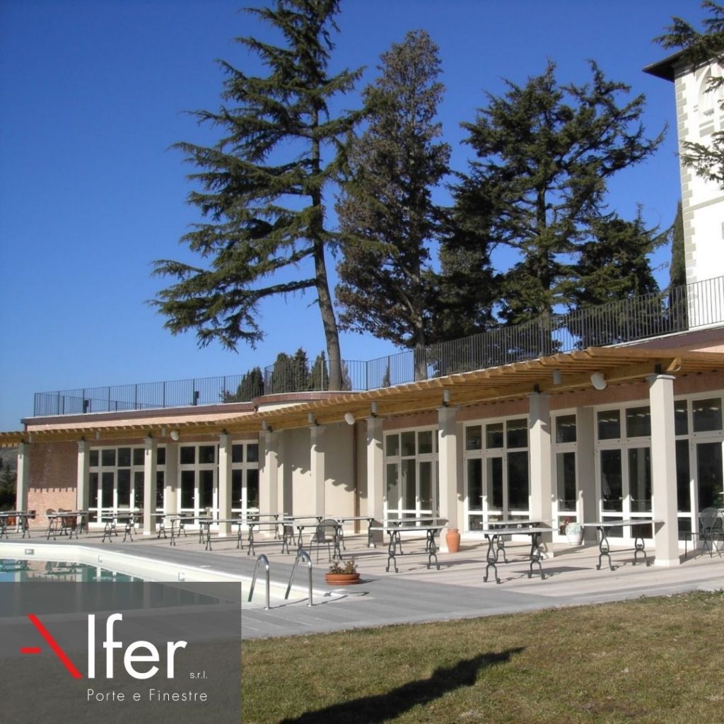Vetrate-alluminio-per-villa-con-resort-sangimignano