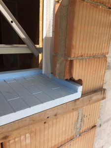 isolamento davanzale muffa termosifone sotto la finestra