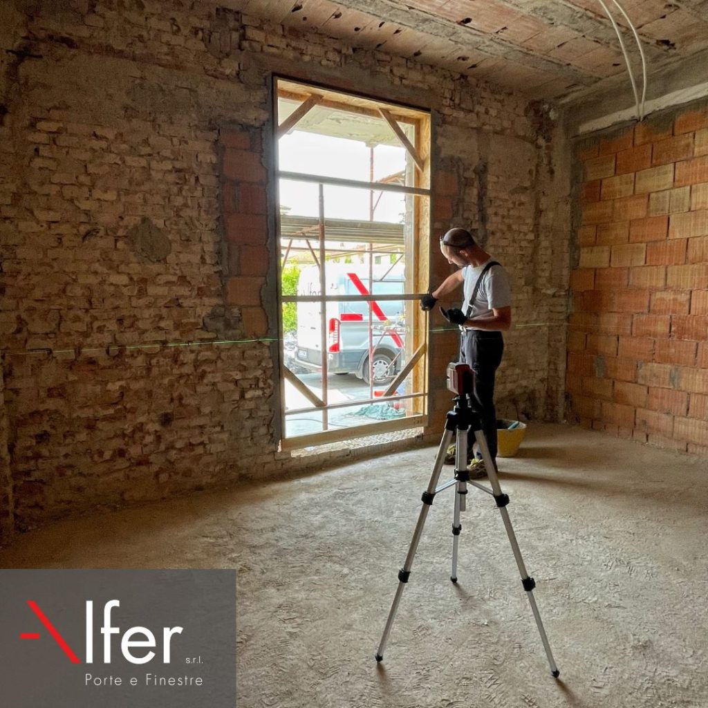 Foto serramentista che installa monoblocco termico