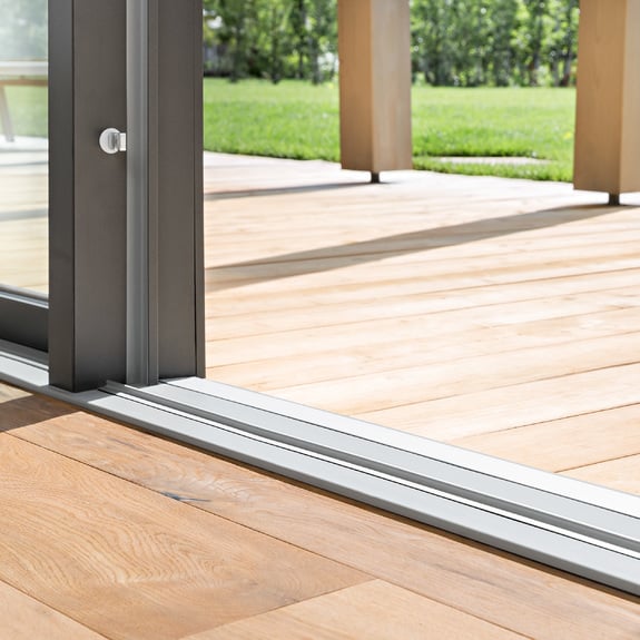 Porta scorrevole con soglia ribassata