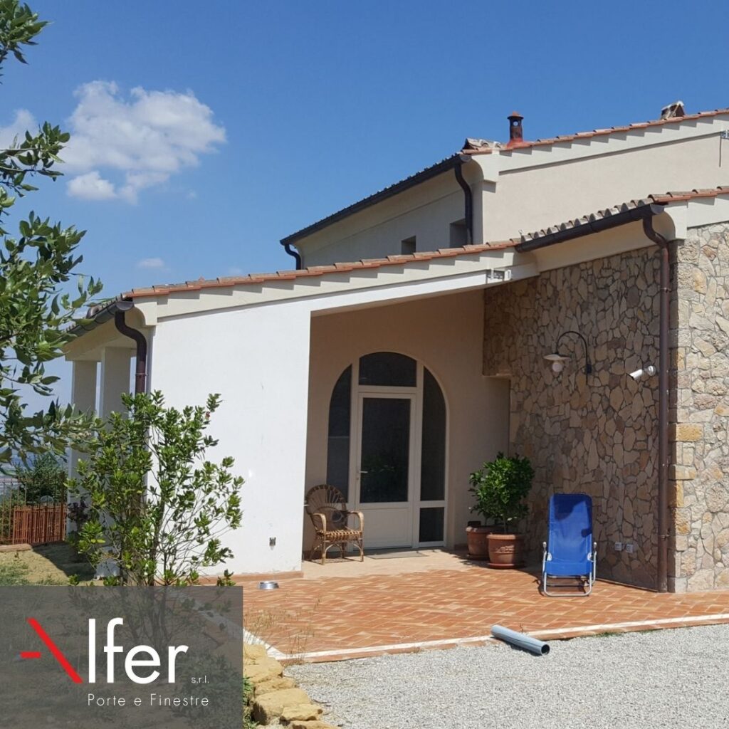 Finestre e porte personalizzate per casale in Toscana