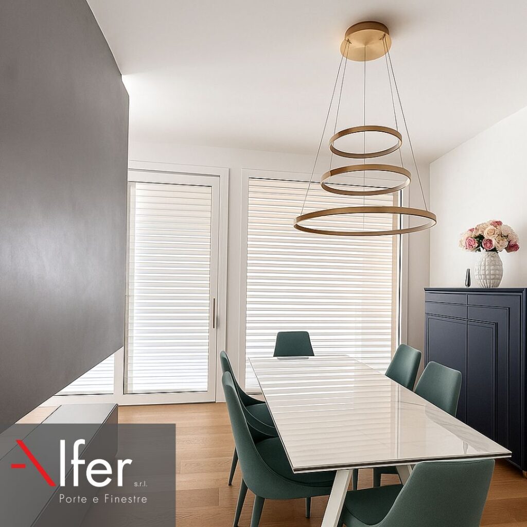 Zona giorno con grandi finestra Finstral design moderno