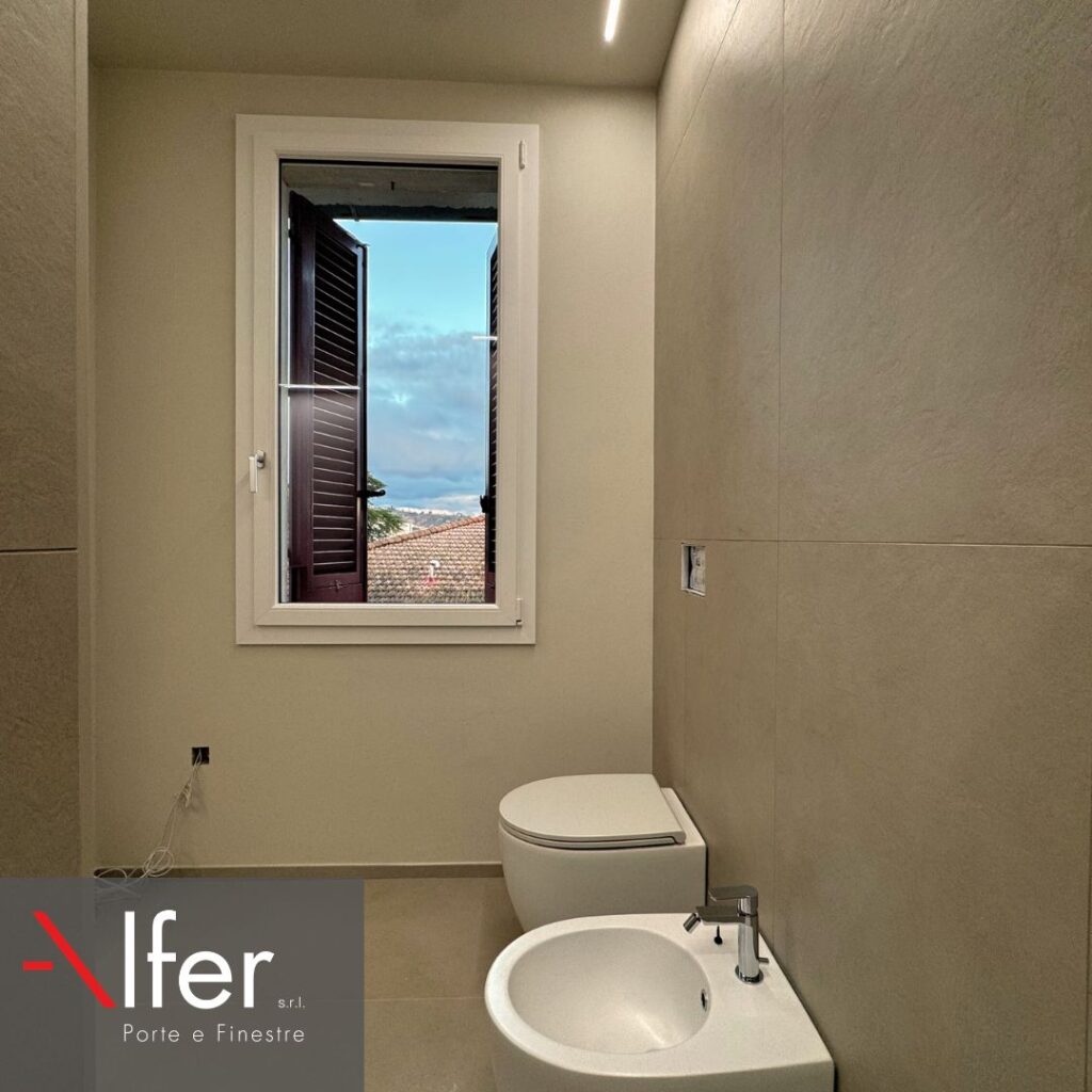 Bagno moderno con finestra e persiana