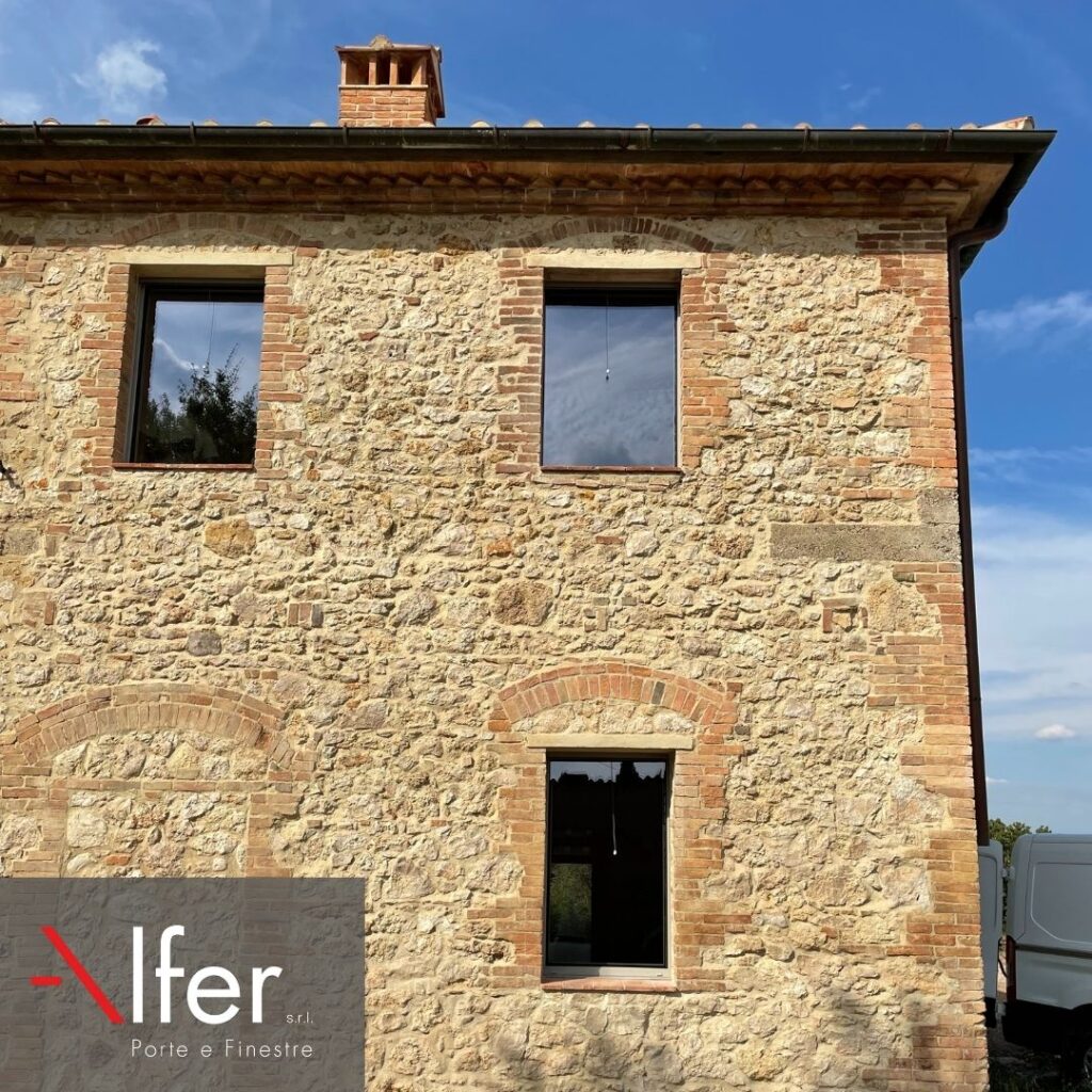Foto rustico in Toscana con infissi tutto vetro