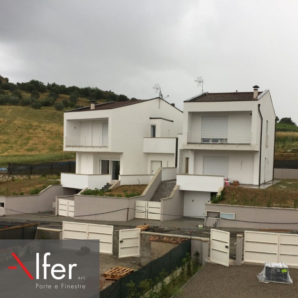 Foto abitazione moderna con avvolgibili di sicurezza